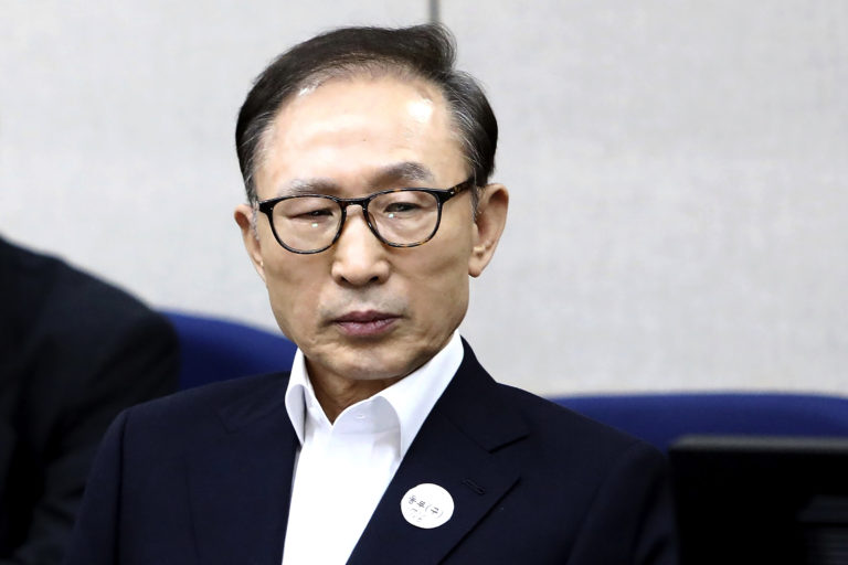 Na snímke bývalý juhokórejský prezident Lee Myung-bak sa prvýkrát zúčastnil na súde centrálnej oblasti Soulu v Soule v Južnej Kórei 23. marca 2018. Foto: TASR/AP