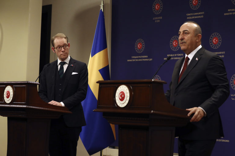 Turecký minister zahraničných vecí Mevlüt Čavušoglu (vpravo) a švédsky minister zahraničných vecí Tobias Billstrom usporiadajú vo štvrtok 22. decembra 2022 spoločnú tlačovú konferenciu v tureckej Ankare. Foto: TASR/AP