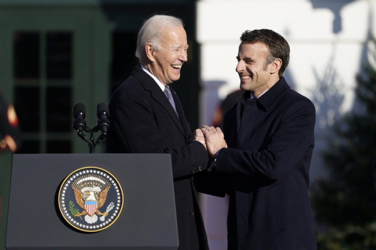Prezident Joe Biden víta francúzskeho prezidenta Emmanuela Macrona počas štátneho príletového ceremoniálu na južnom trávniku Bieleho domu vo Washingtone vo štvrtok 1. decembra 2022. Foto: TASR/AP