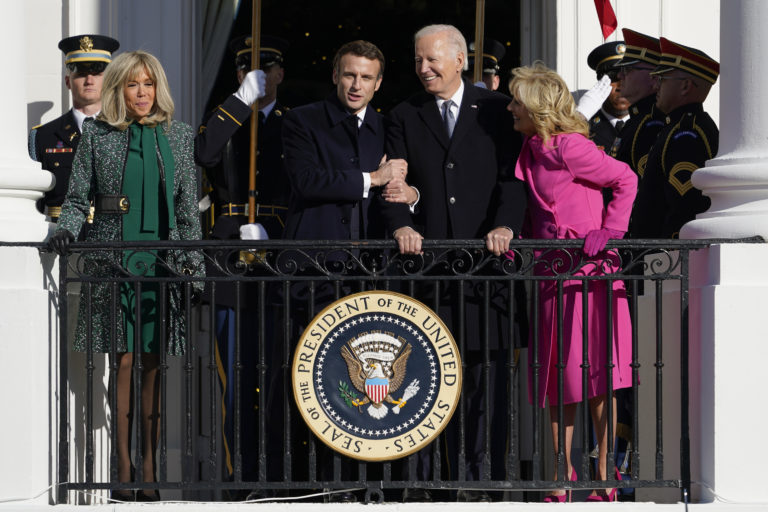 Emmanuel Macron (vľavo) a Joe Biden (vpravo) so svojimi manželkami. Foto: TASR/AP