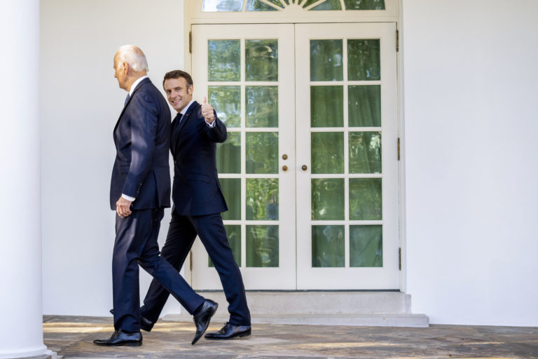 Macron: Nikdy nebudeme tlačiť Ukrajincov ku kompromisu, ktorý nebude pre nich prijateľný