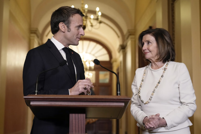 Francúzsky prezident Emmanuel Macron a predsedníčka Snemovne reprezentantov Nancy Pelosiová. Foto: TASR/AP