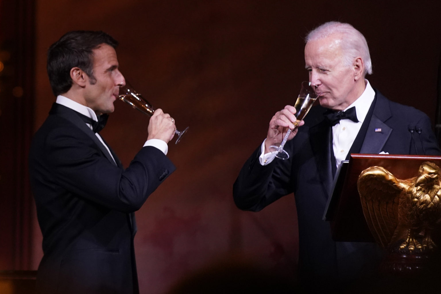 Joe Biden a Emmanuel Macron. Foto: TASR/AP