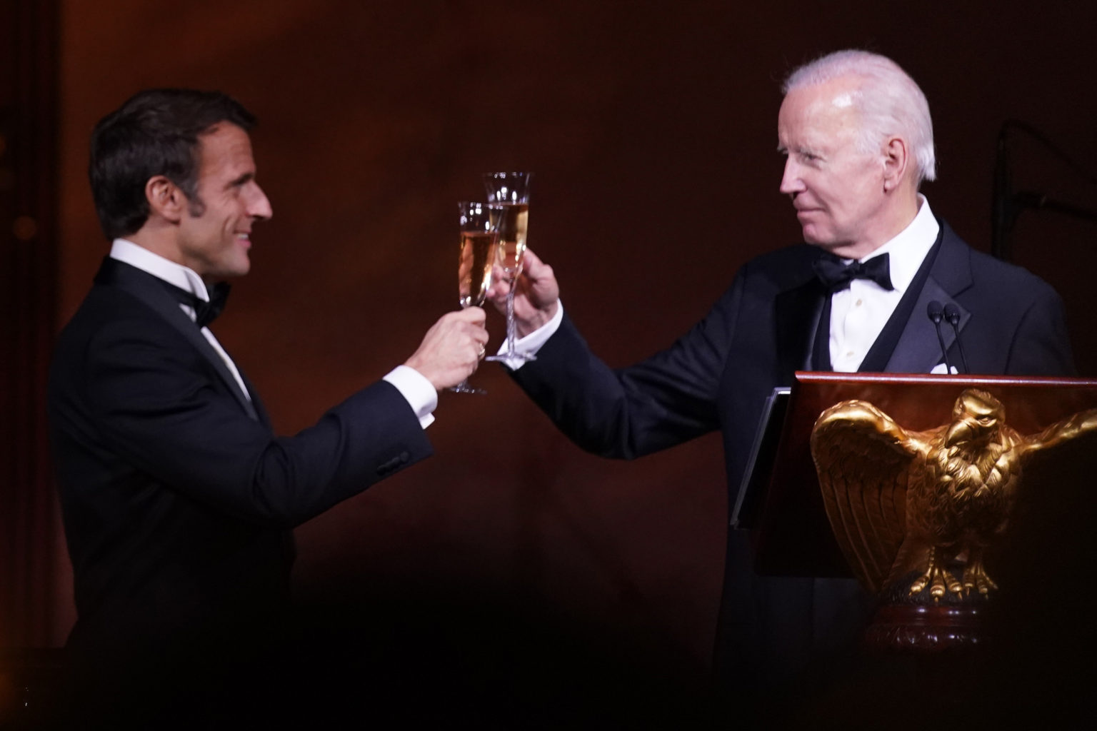 Emmanuel Macron a Joe Biden. Foto: TASR/AP