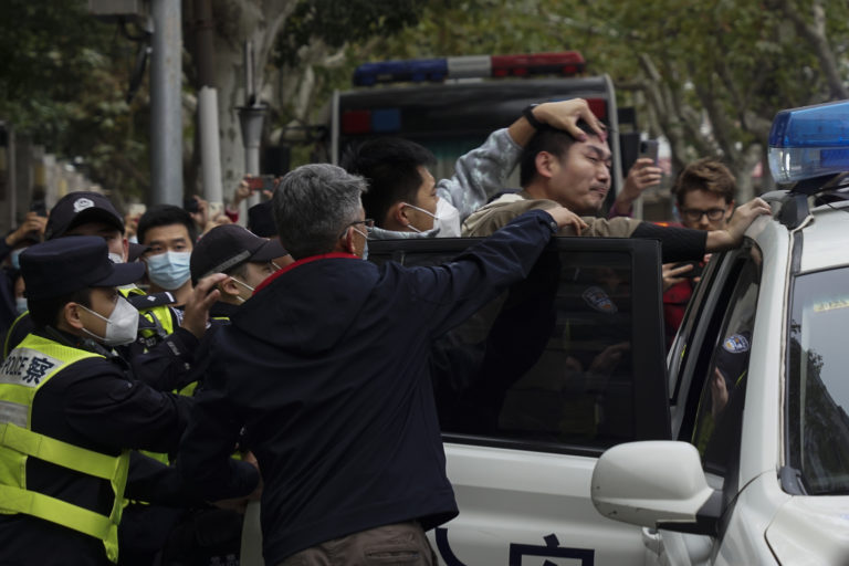 Demonštrant reaguje po tom, ako ho zatkli čínski policajti počas protestu proti covidovým opatreniam v čínskom Šanghaji 27. novembra 2022. Foto: TASR/AP