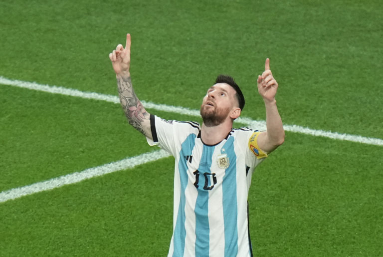 Na snímke argentínsky útočník Lionel Messi oslavuje úvodný gól v osemfinále MS vo futbale Argentína - Austrália v katarskom ar-Rajáne 3. decembra 2022. FOTO TASR/AP