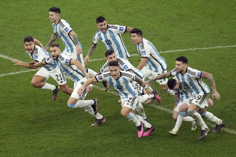 Futbalisti Argentíny sa tešia po výhre po finálovom zápase Argentína - Francúzsko na MS vo futbale v katarskom meste Lúsajl v nedeľu 18. decembra 2022. Foto: TASR/AP