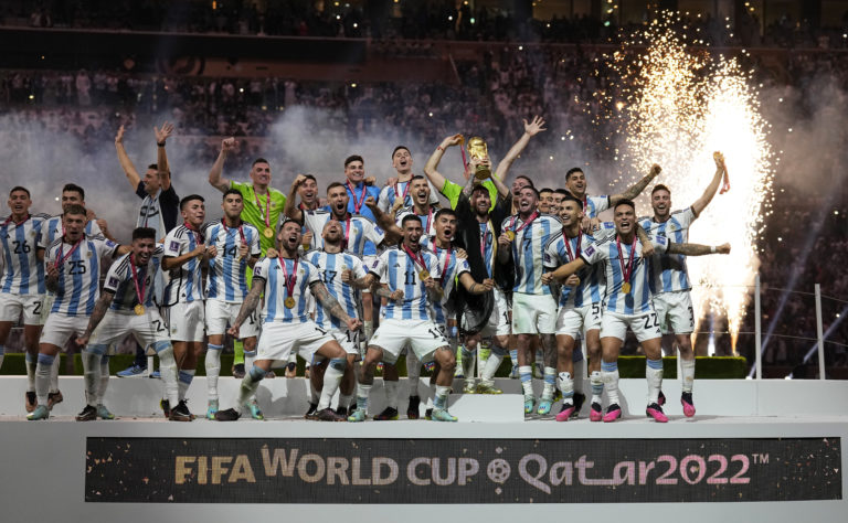 Argentínski futbalisti pózujú s trofejou po výhre vo finálovom zápase Argentína – Francúzsko na MS vo futbale v katarskom meste Lúsajl v nedeľu 18. decembra 2022. Foto: TASR/AP