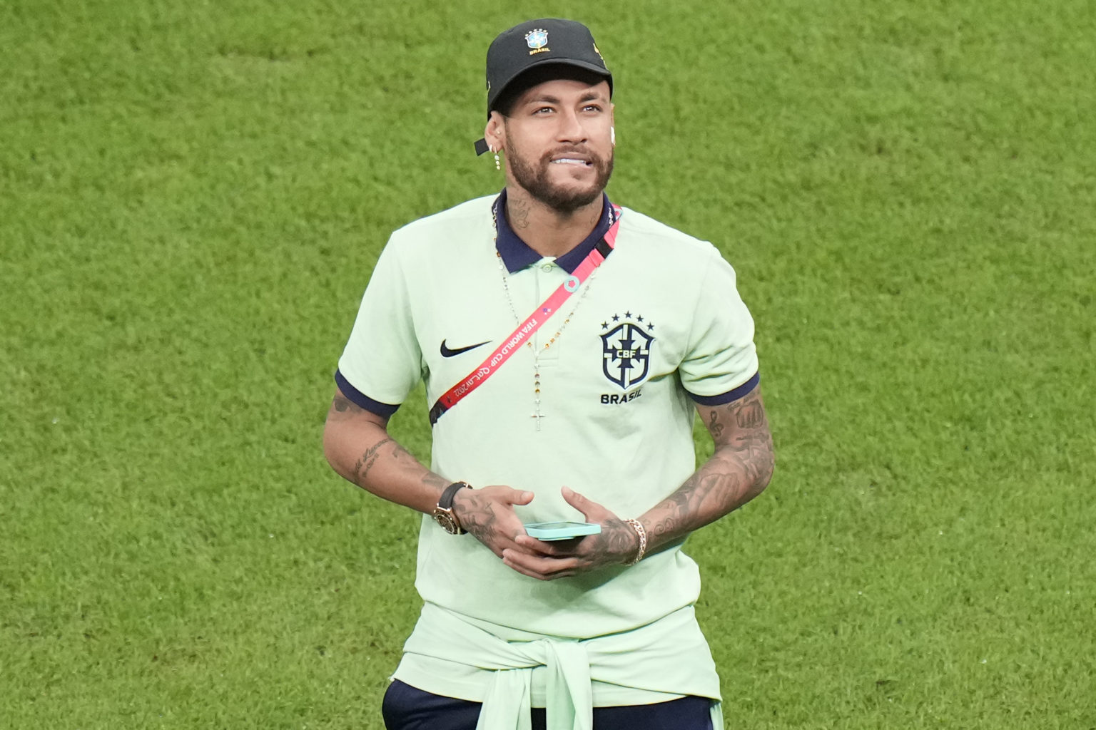 Brazílsky futbalista Neymar pred zápasom základnej G-skupiny Kamerun - Brazília na majstrovstvách sveta vo futbale v katarskom meste Lúsajl v piatok 2. decembra 2022. FOTO TASR/AP