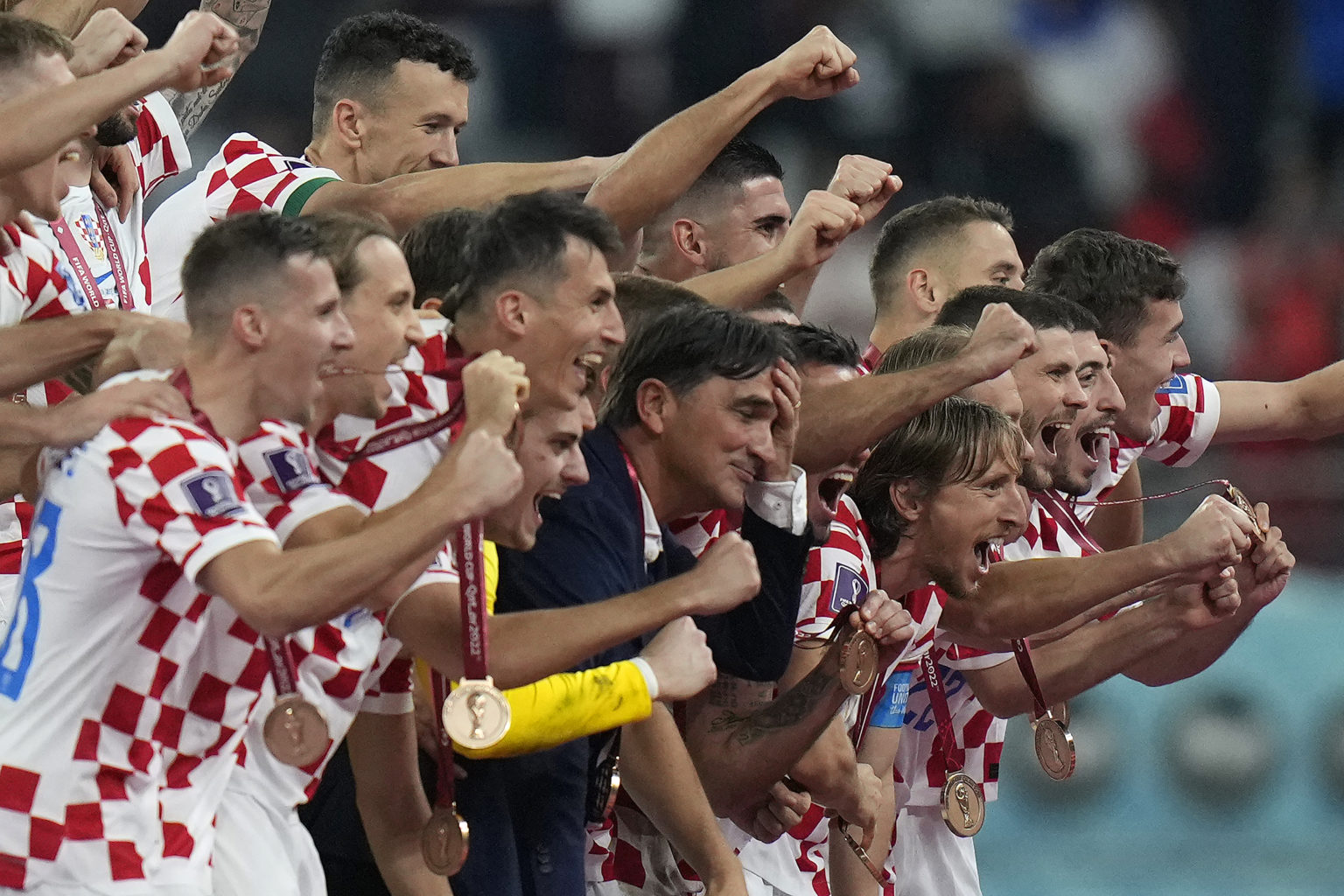Tréner chorvátskeho mužstva Zlatko Dalič oslavuje s chorvátským tímom zisk bronzu na MS vo futbale v Katare. Foto: TASR/AP