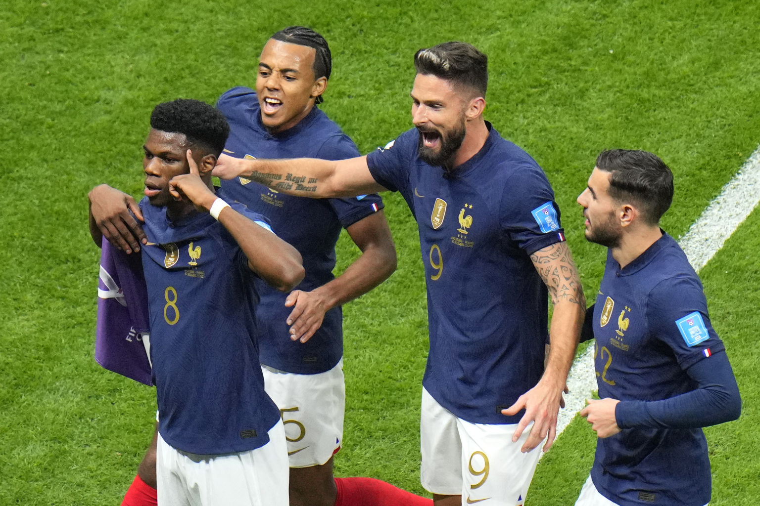 Francúzsky hráč Aurelien Tchouameni (vľavo) oslavuje so spoluhráčmi po tom, ako strelil úvodný gól vo futbalovom zápase štvrťfinále Anglicko - Francúzsko na MS 2022 vo futbale v Katare 10. decembra 2022. FOTO TASR/AP