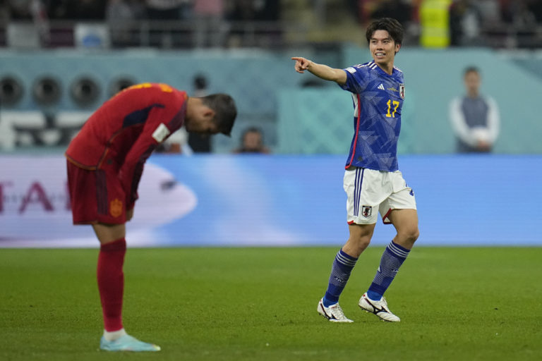 Japonský futbalista Ao Tanaka sa teší po góle na 2:1 počas zápasu základnej E-skupiny Japonsko – Španielsko na majstrovstvách sveta vo futbale 1. decembra 2022 v katarskom meste Dauha. Foto: TASR/AP