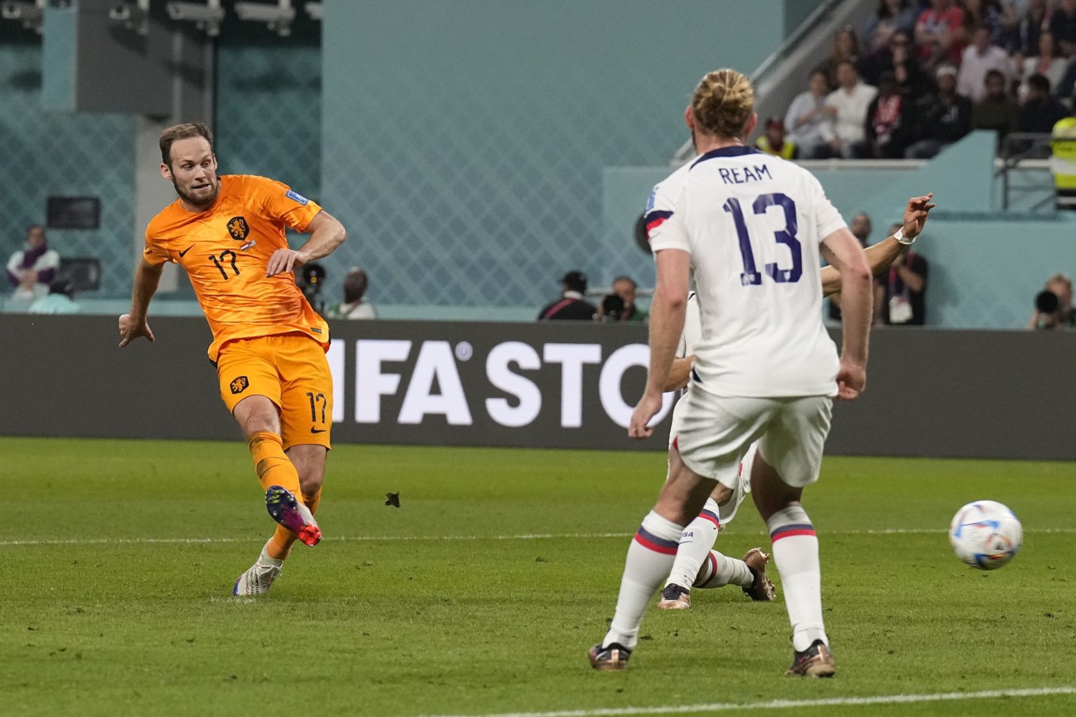 Na snímke vľavo hráč Holandska Daley Blind strieľa druhý gól v zápase osemfinále MS vo futbale Holandsko - USA. FOTO TASR/AP