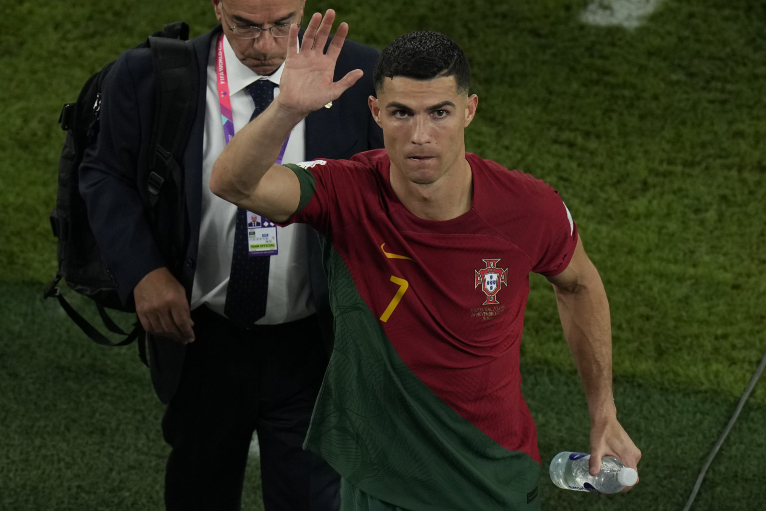 Portugalský hráč Cristiano Ronaldo   máva pri odchode z trávnika vo futbalovom zápase H-skupiny Portugalsko - Ghana na MS 2022 vo futbale v katarskom meste Dauhá 24. novembra 2022. FOTO TASR/AP