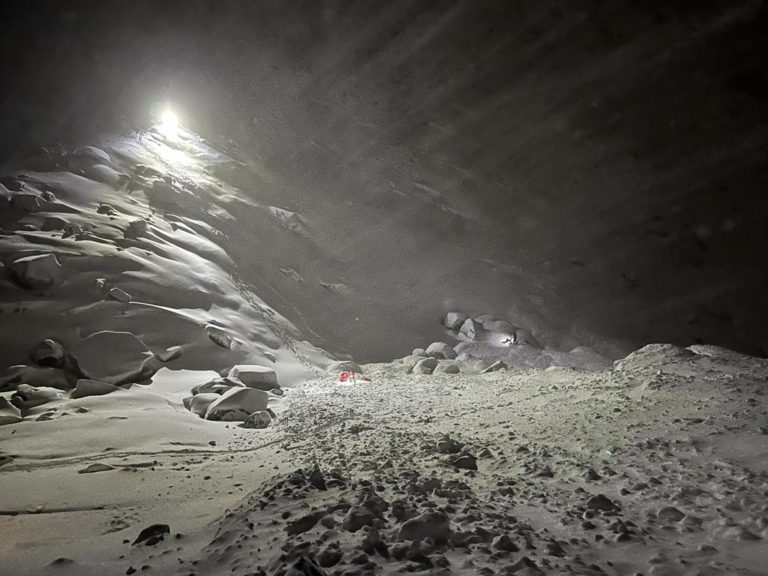 V Rakúsku lavína zasypala 14 lyžiarov, traja z nich utrpeli zranenia