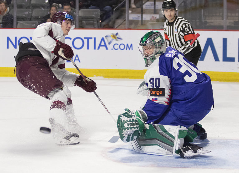 Snímka zo zápasu Slovensko - Lotyšsko na MS dvadsaťročných. Foto: TASR/AP