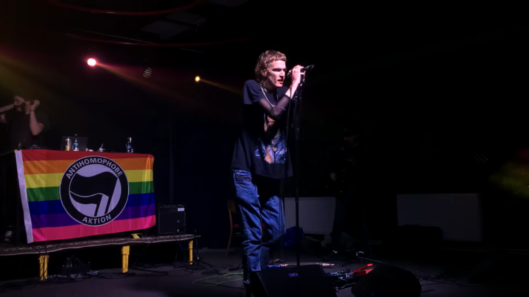 Adam Dragun počas vystúpenia. Foto: reprofoto YouTube