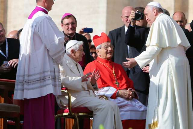 František sa modlil za Benedikta XVI. a kardinála Pella: Viera nie je idea či morálka. Boh hľadá pokorných ľudí