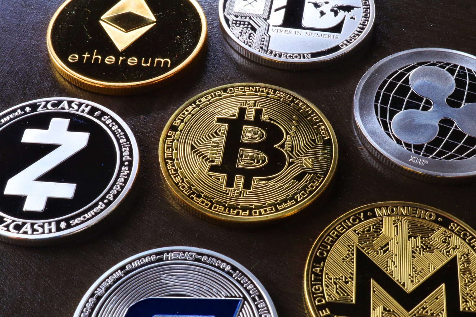 Logá kryptomien. Ilustračné foto: Pexels.com
