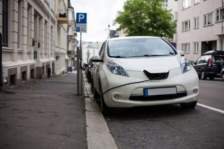 Elektromobil Nissan Leaf pripojený na nabíjačke v Osle. Foto: Profimedia.sk