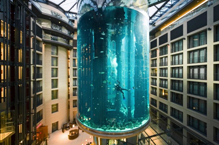 Najväčšie valcové akvárium na svete. Foto: Profimedia.sk