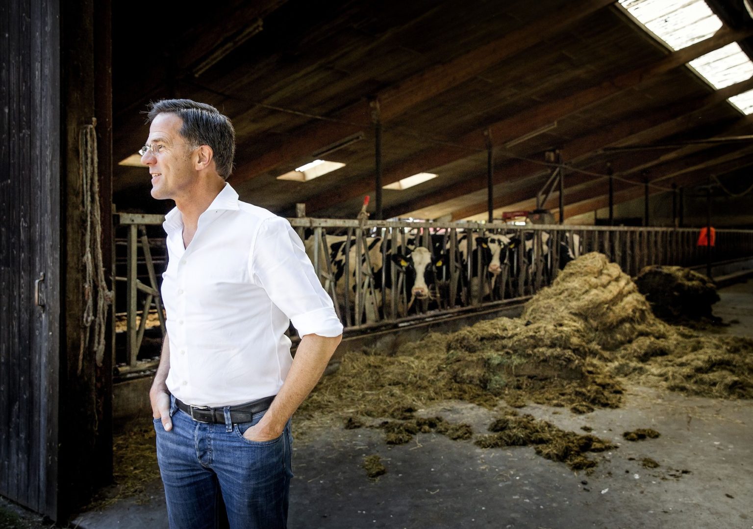 Premiér Mark Rutte diskutuje s farmármi v holandskom Leusdene v júli 2022. Foto: Profimedia.sk