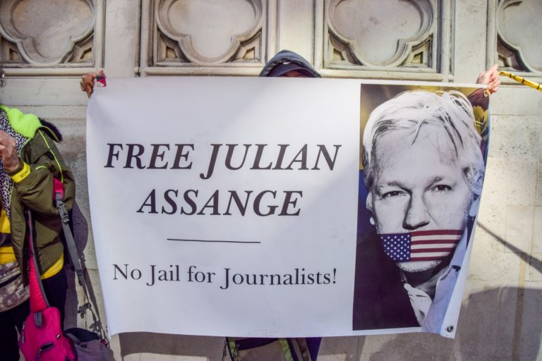 Vyvrheľ Assange je skôr hrdina ako zloduch. Vplyvné západné médiá vyzývajú, aby ho nestíhali