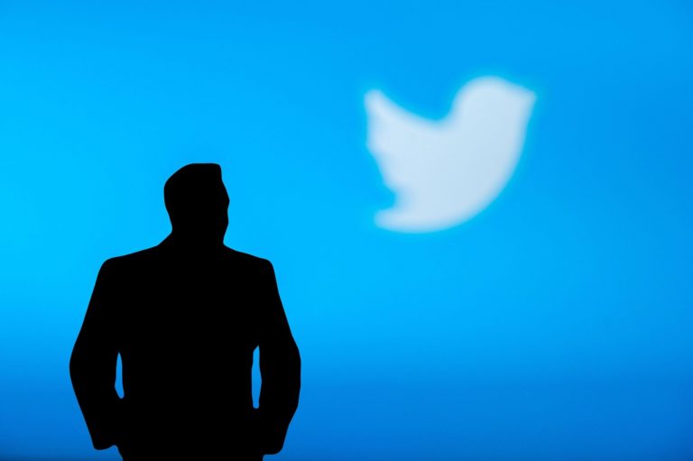 Twitter sa topí v problémoch, Meta spúšťa konkurenčnú sieť Threads