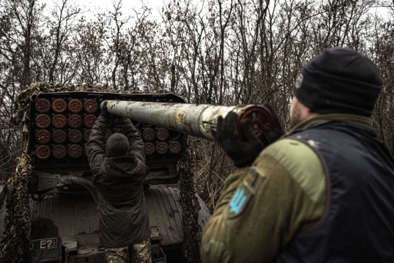 Čiastočný postup Rusov pri Bachmute: Video ukazuje zajatie ukrajinskej jednotky. Kyjev sa snaží zabrániť kolapsu frontu