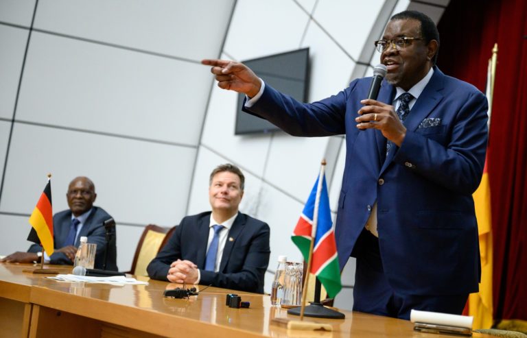 Sprava: Namíbijský prezident Hage Gottfried Geingob, nemecký minister hospodárstva Robert Habeck a Tom Alweendo, namíbijský minister baníctva a energetiky 5. decembra vo Windhoeku. Foto: Profimedia.sk