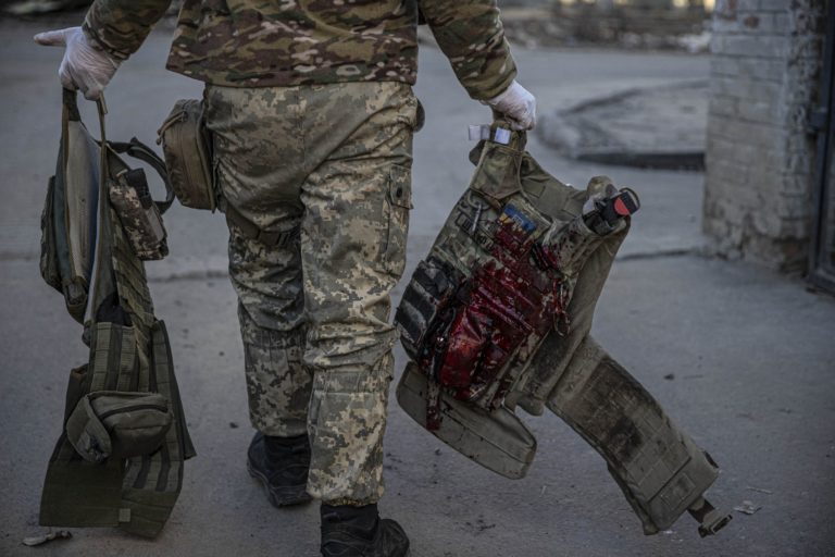 Ilustračný záber. Ukrajinský vojak v Bachmute nesie zakrvavenú ochrannú vestu. Niektorí zajatci sa zúčastňovali na bojoch pri tomto meste. Foto: Profimedia