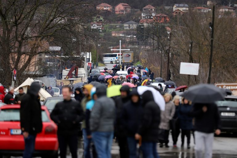Srbi blokujú cestu v obci Rudare severne od Mitrovice. Foto: Profimedia