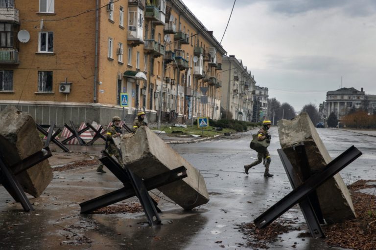 Ukrajinskí vojaci idú okolo obranných pozícií v Bachmute. Foto: Profimedia