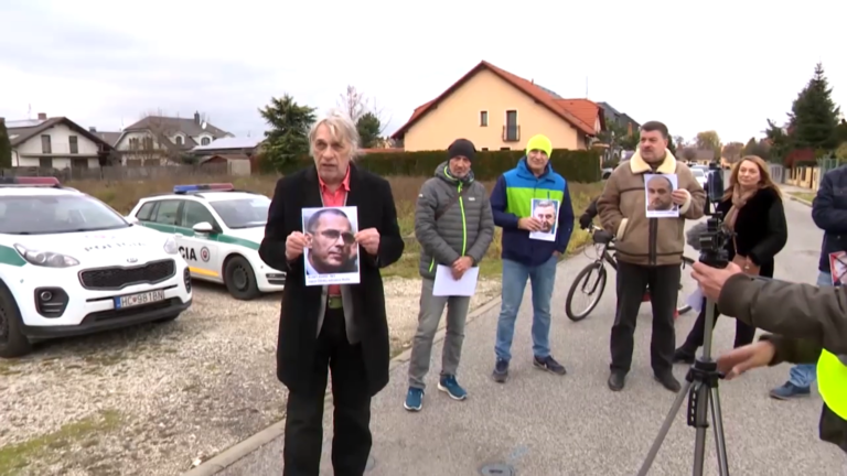 Peter Kalmus na proteste pred domom generálneho prokurátora Maroša Žilinku. Foto: reprofoto TV Joj