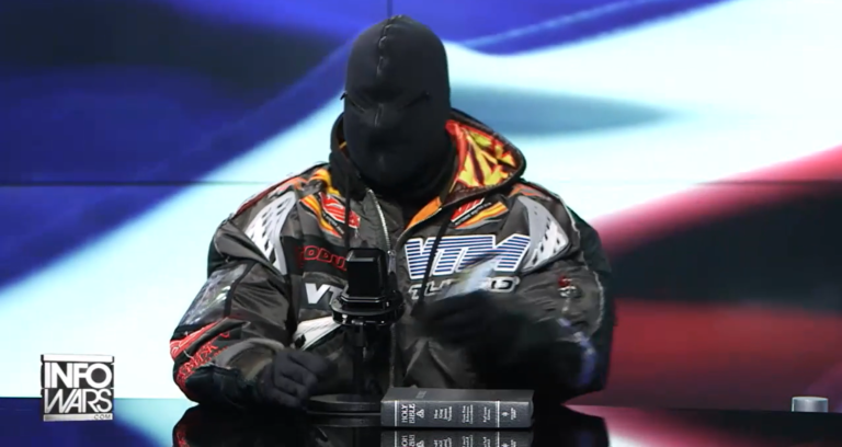 Kanye West v kukle počas rozhovoru v relácii Alexa Jonesa. Foto: reprofoto/InfoWars