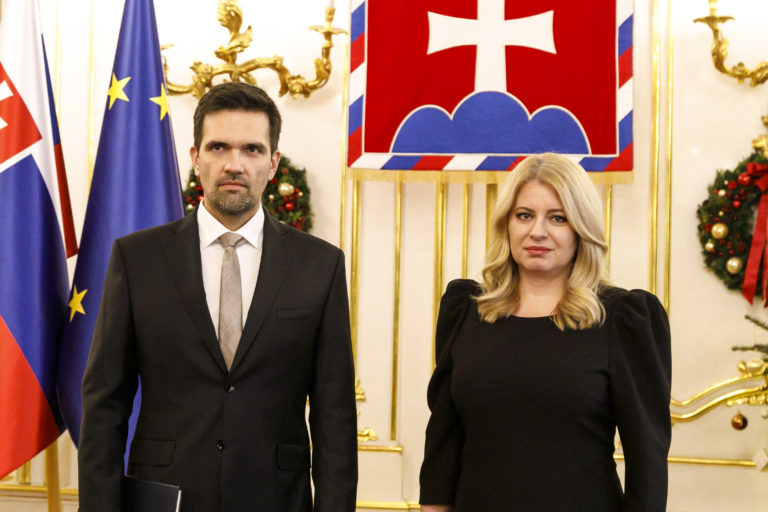 Na snímke nový veľvyslanec SR v Lotyšskej republike a Litovskej republike so sídlom v Rige Branislav Pavlovič (vľavo), ktorému prezidentka SR Zuzana Čaputová (vpravo) odovzdáva poverovacie listiny v Prezidentskom paláci v Bratislave v utorok 10. januára 2023. Foto: Dano Veselský/TASR