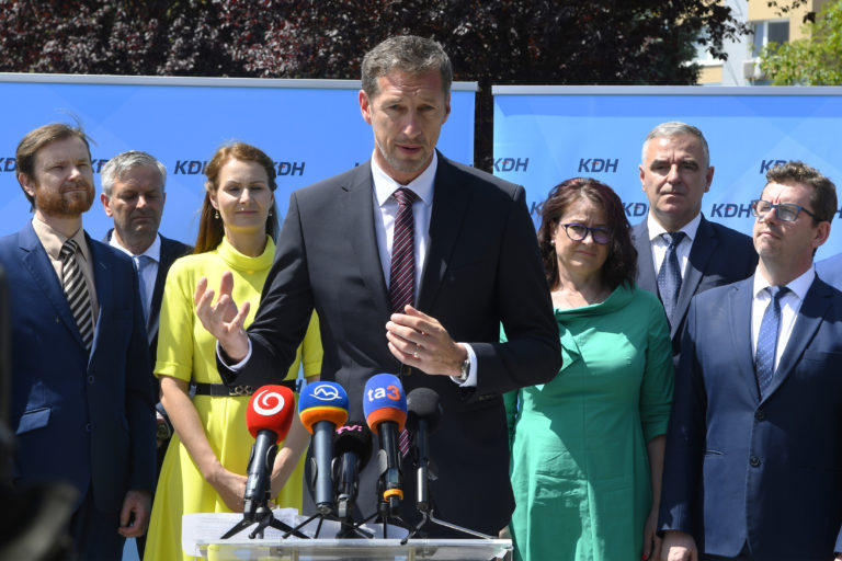 KDH chce ísť do volieb samostatne, kandidátku otvorí pre iné subjekty