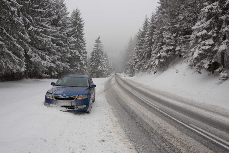 Platí výstraha pred poľadovicou a na strednom i východnom Slovensku aj pred hmlou