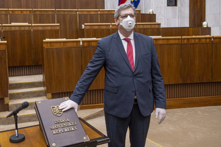 Poslanec Smeru navrhol upraviť ústavu podobne, ako to chceli docieliť referendom