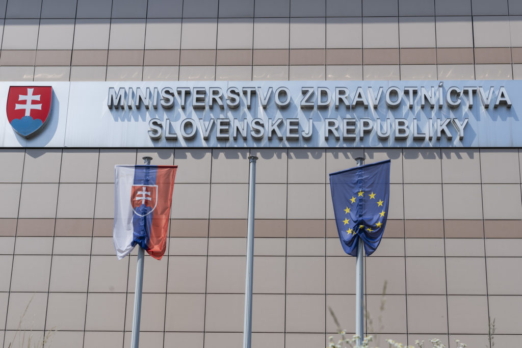 Na snímke nápis na budove, v ktorej sídli Ministerstvo zdravotníctva SR na Limbovej ulici v Bratislave. Foto: TASR/Jaroslav Novák
