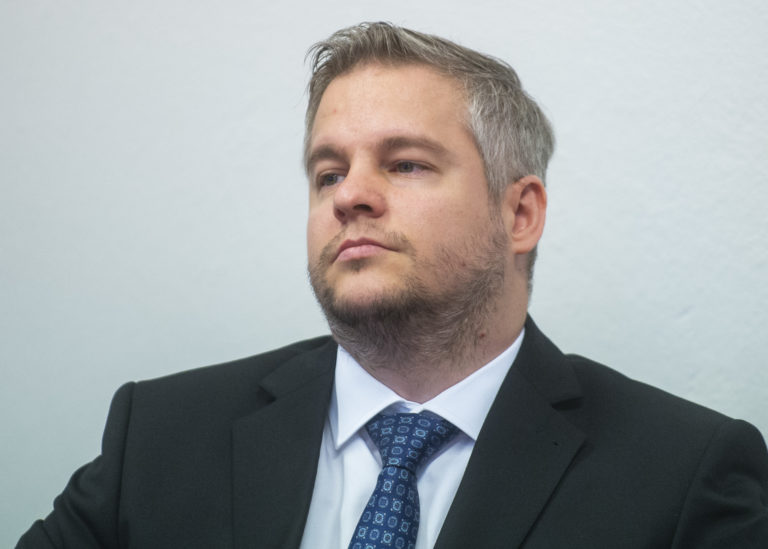 Krajniak navrhuje vyplatiť šéfovi Sociálnej poisťovne odmenu takmer 7,3 tisíca eur, o návrhu má rokovať vláda