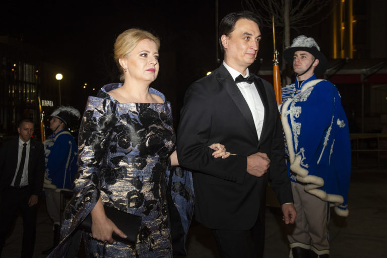 Na snímke zľava prezidentka SR Zuzana Čaputová spolu s priateľom Jurajom Rizmanom prichádzajú na slávnostný galavečer pri príležitosti 30. výročia vzniku Slovenskej republiky v budove Slovenského národného divadla (SND) 7. januára 2023 v Bratislave. Foto: TASR/Jakub Kotian
