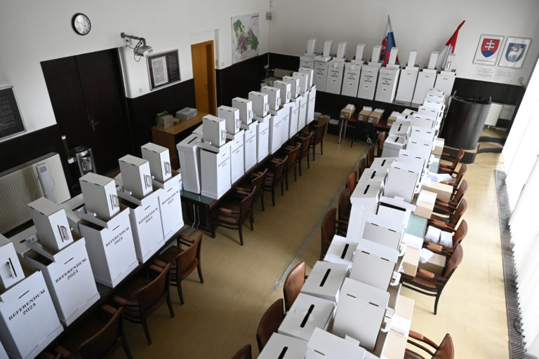Volebné schránky pre okrskové volebné komisie pre nadchádzajúce referendum sú pripravené v zasadacej miestnosti Mestského úradu v Trenčíne 13. januára 2023. Foto: Radovan Stoklasa/TASR