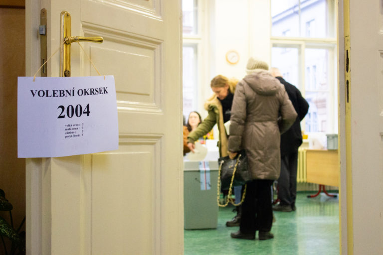 V Česku pokračuje prvé kolo prezidentských volieb, výsledky budú známe večer
