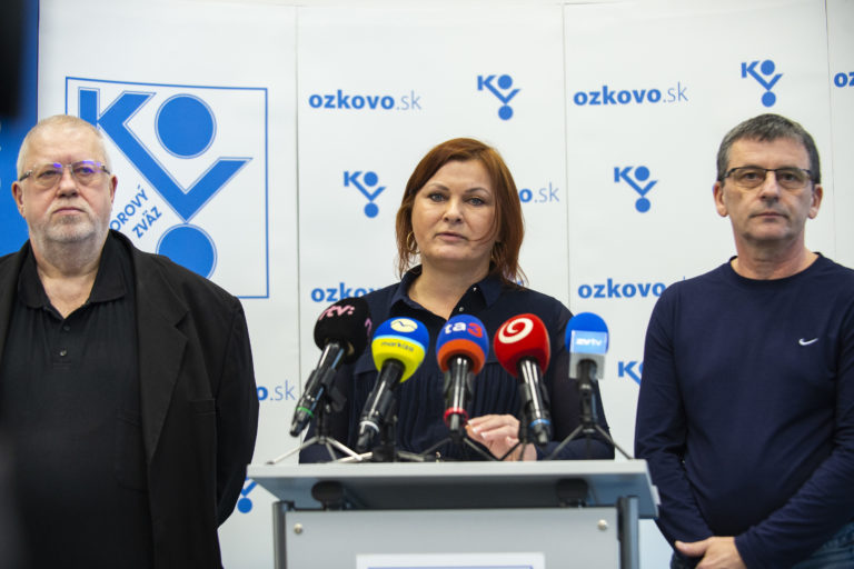 Na snímke zľava člen Rady OZ KOVO Pavol Kúš, predsedníčka Rady OZ KOVO Monika Benedeková a podpredseda Rady OZ KOVO Ján Šlauka počas tlačovej konferencie na tému Prečo OZ KOVO podporuje referendum 18. januára 2023 v Bratislave. Foto: Jakub Kotian/TASR