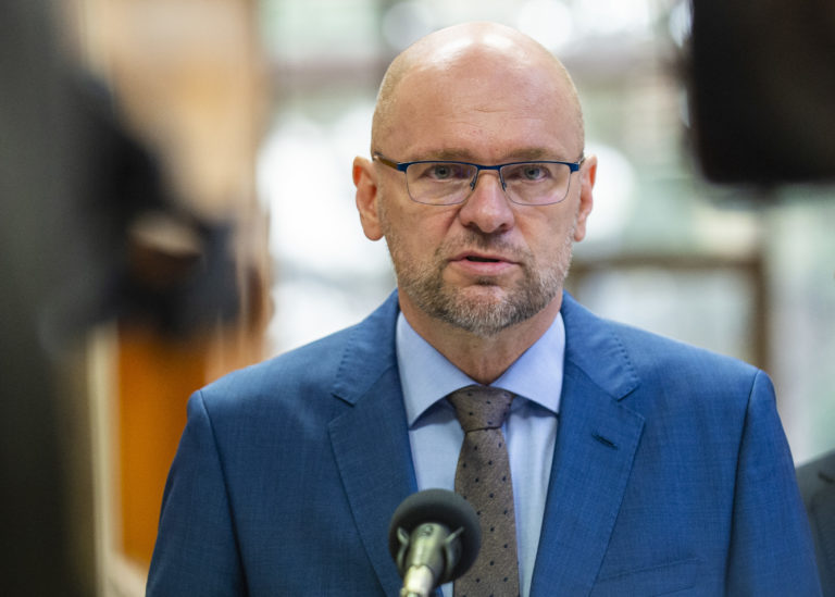 Na snímke predseda strany Sloboda a solidarita (SaS) Richard Sulík počas tlačovej konferencie po rokovaní predsedu vlády s predstaviteľmi OĽaNO, SaS, Sme rodina a Za ľudí 18. januára 2023 v Bratislave. Foto: Jakub Kotian/TASR