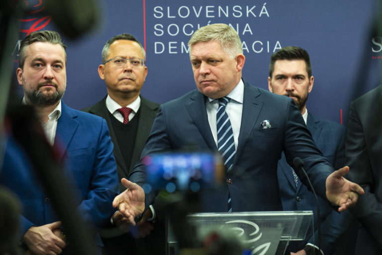 Na snímke zľava Ľuboš Blaha, Ladislav Kamenický, Robert Fico a Richard Takáč. Foto: Jakub Kotian/TASR