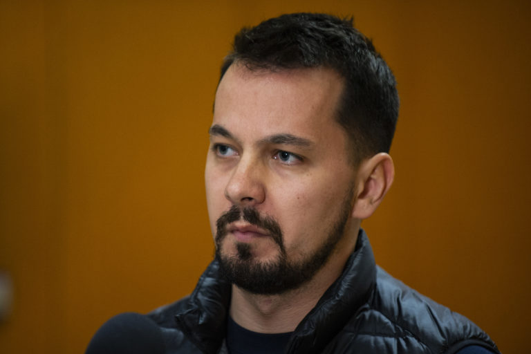 Na snímke poslanec NRSR Juraj Šeliga (nezaradený) počas tlačovej konferencie po rokovaní dočasne povereného predsedu vlády Eduarda Hegera s predstaviteľmi OĽaNO, SaS, Sme rodina a Za ľudí 22. januára 2023 v Bratislave. Foto: Jakub Kotian/TASR