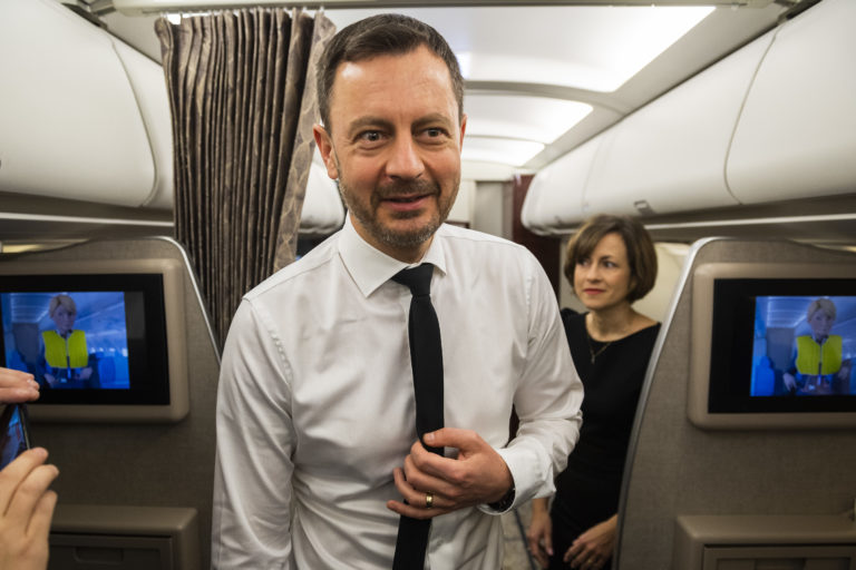 Na snímke dočasne poverený premiér Eduard Heger (OĽaNO) s manželkou Luciou v lietadle počas letu na pohreb emeritného pápeža Benedikta XVI., ktorý sa uskutoční na Námestí svätého Petra vo Vatikáne 5. januára 2023. Foto: Jaroslav Novák/TASR