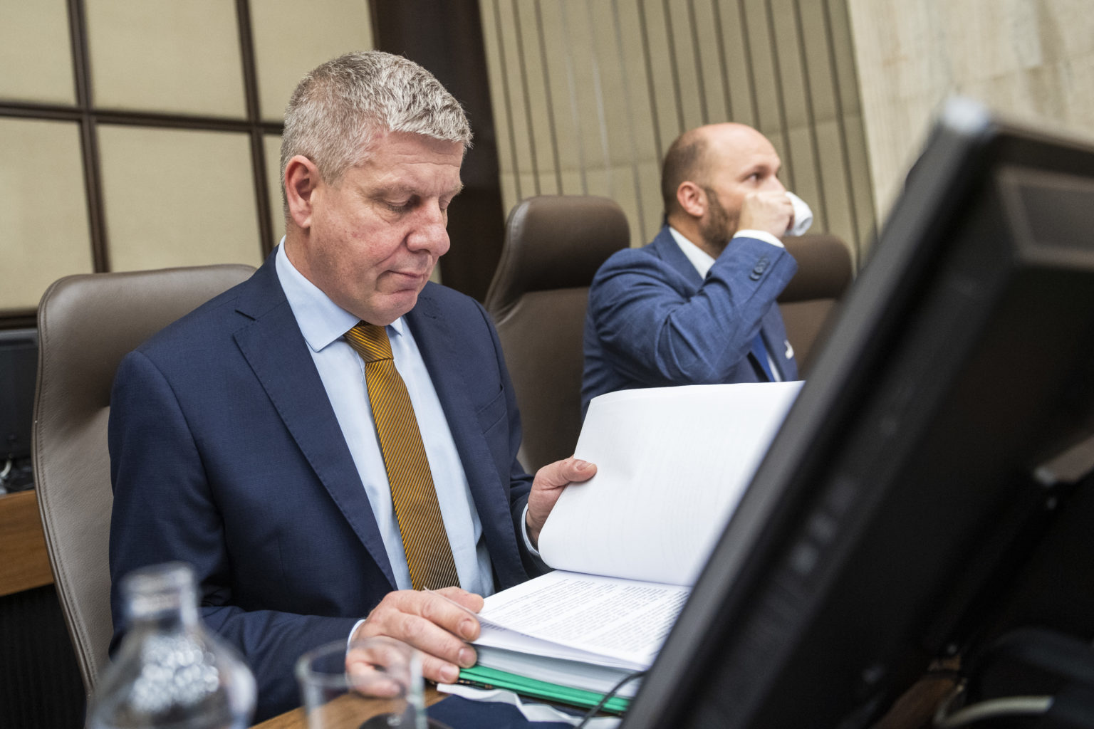 Na snímke zľava dočasne poverený minister zdravotníctva SR Vladimír Lengvarský (nominant OĽaNO) a dočasne poverený minister obrany SR Jaroslav Naď (OĽaNO). Foto: Jaroslav Novák/TASR